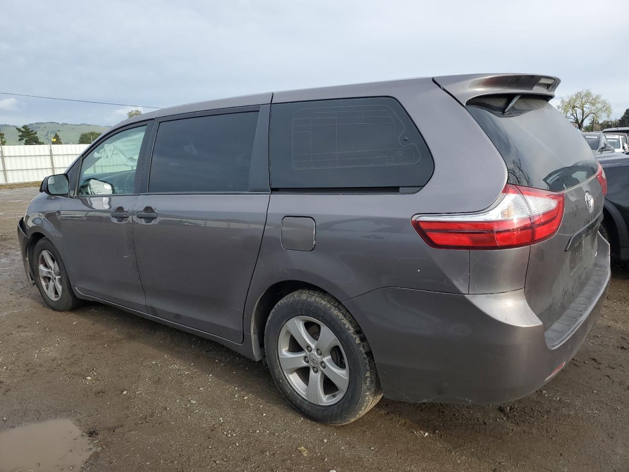 2015 Toyota Sienna - Image 2