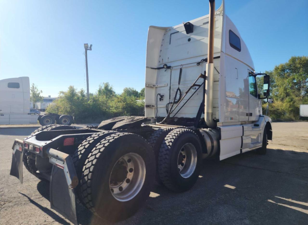 VIN: 4V4NC9EG1CN551024 VOLVO VN 2012 WHITE Photo 4