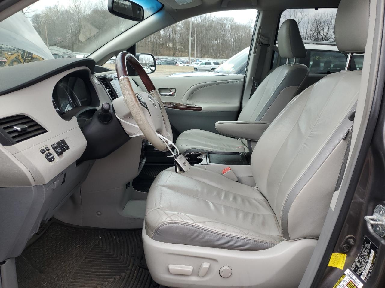 2011 Toyota Sienna - Image 7