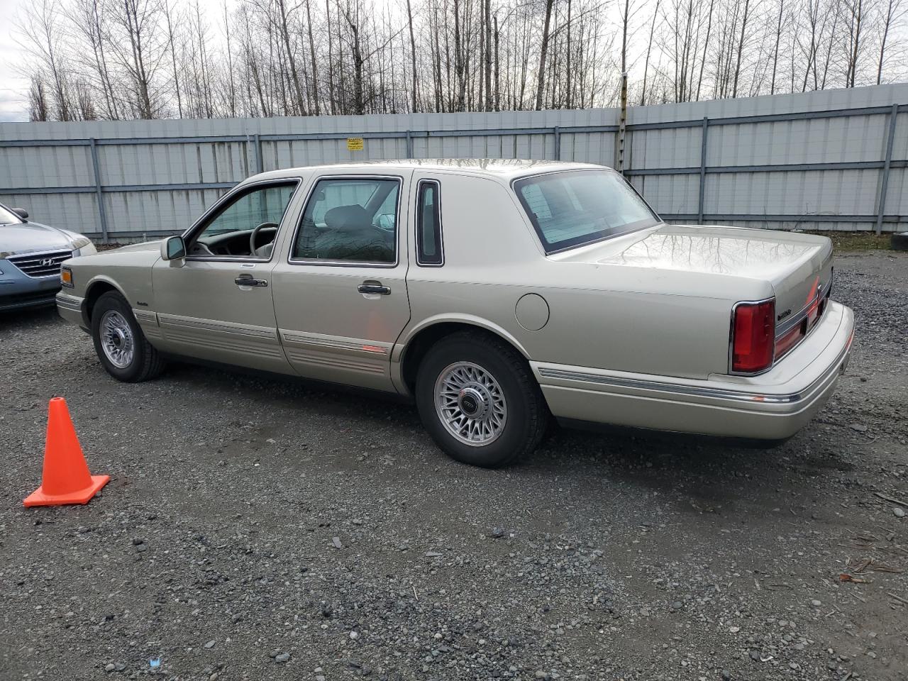 1997 Lincoln Town Car - Image 2