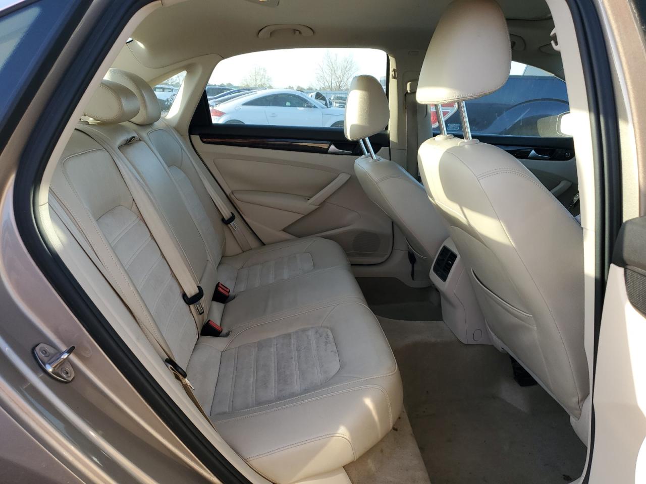 2015 Volkswagen Passat - Image 10