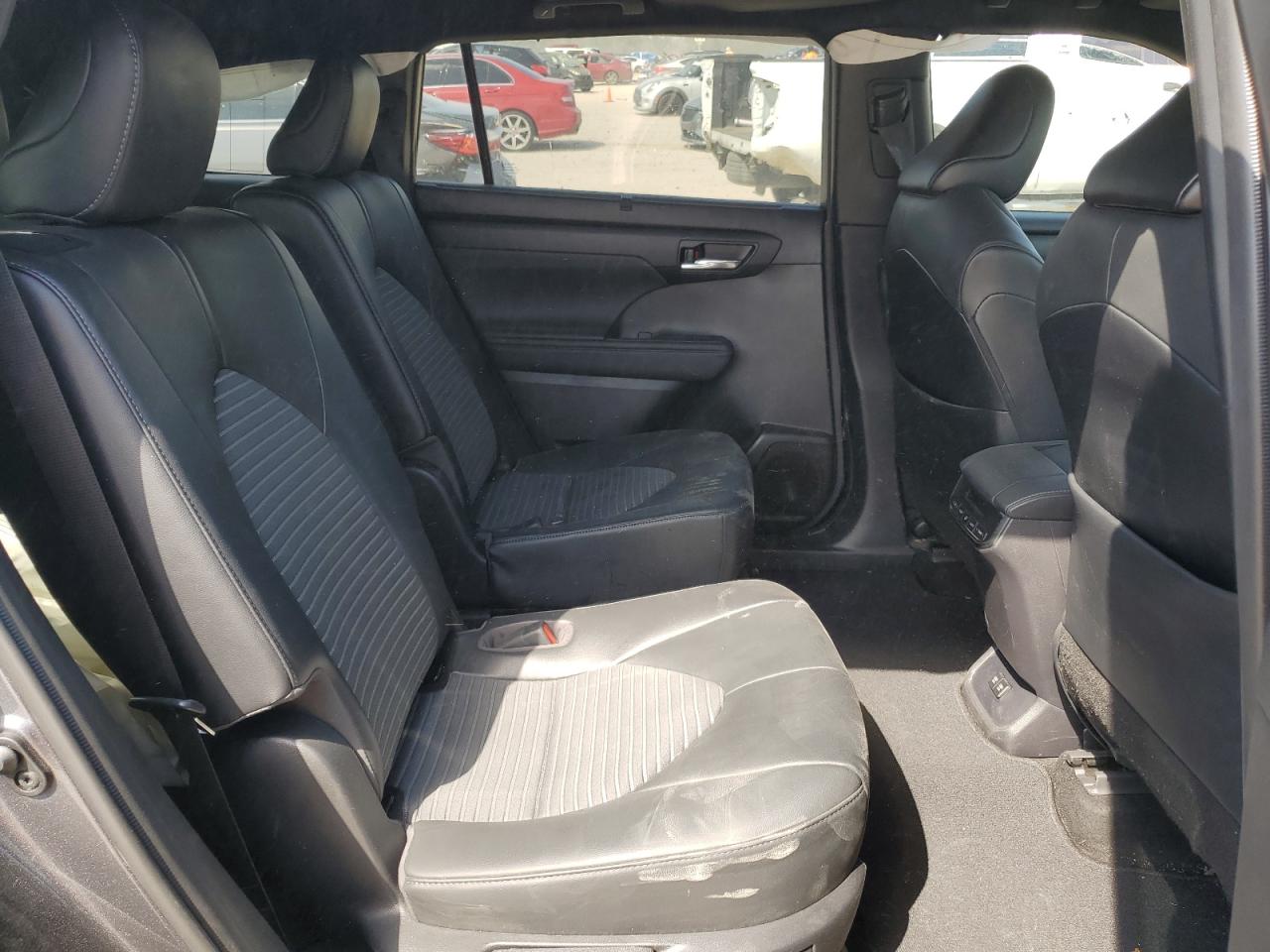 2021 Toyota Highlander - Image 11