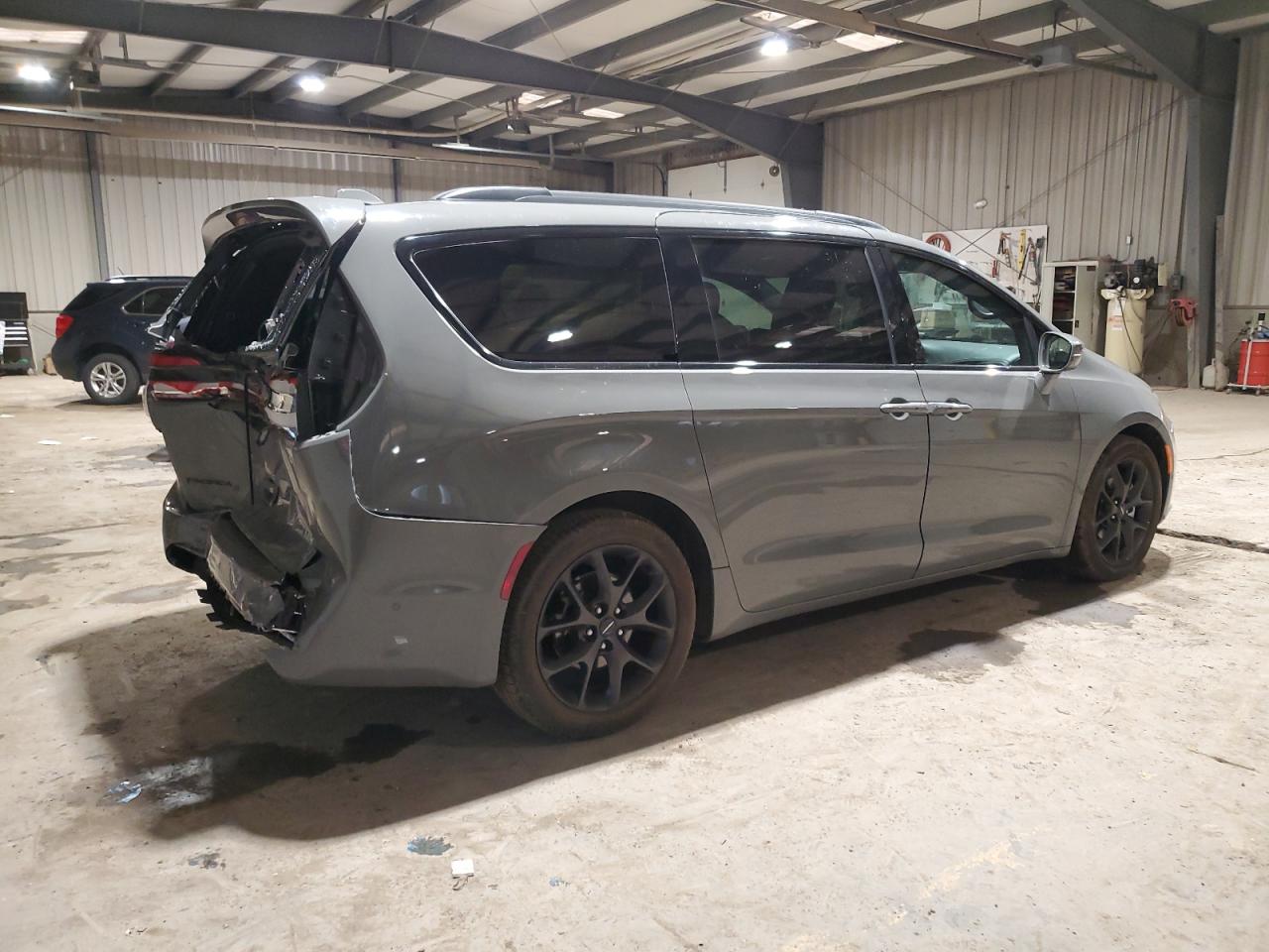 2022 Chrysler Pacifica - Image 3