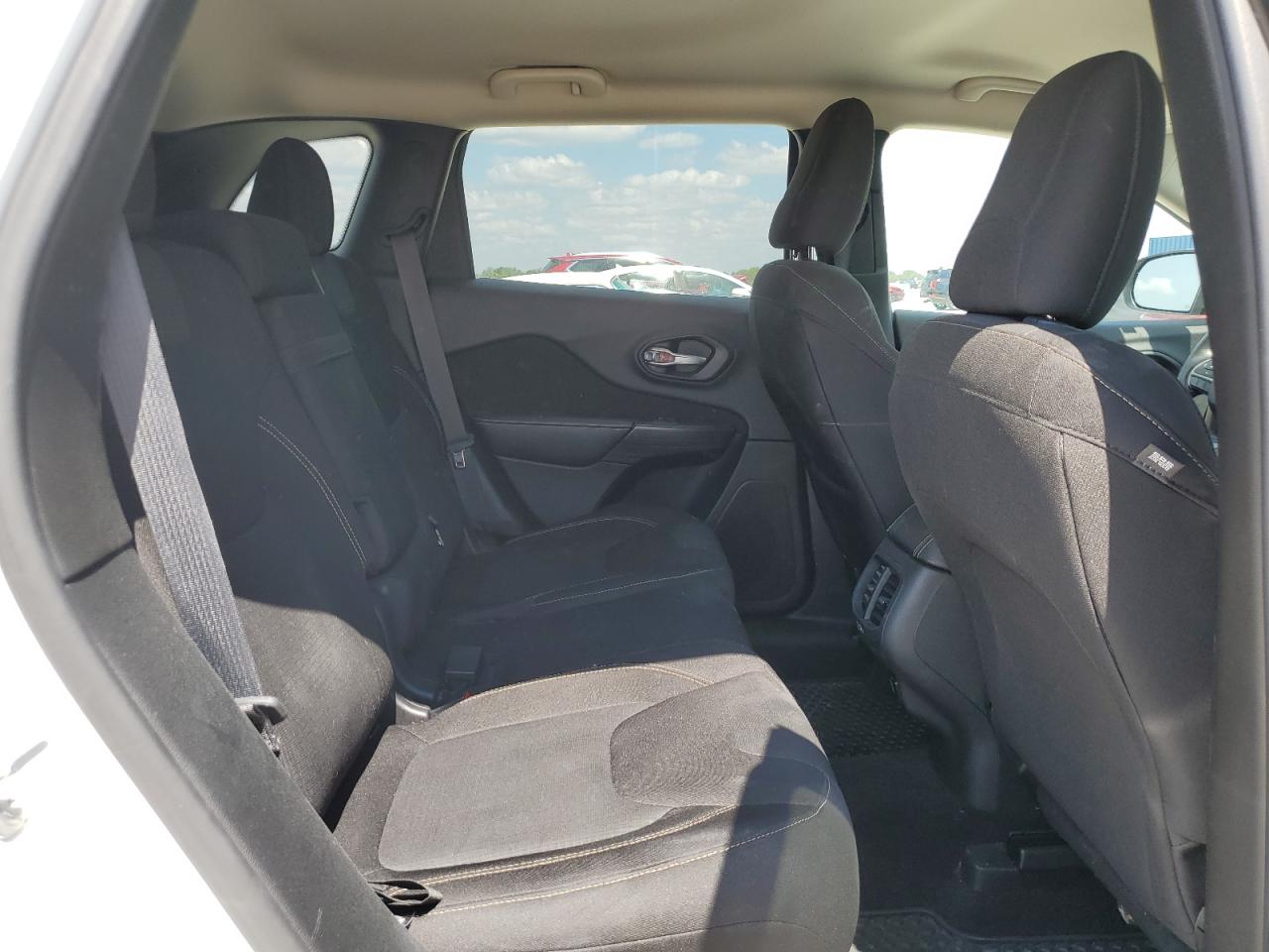 2015 Jeep Grand Cherokee - Image 10