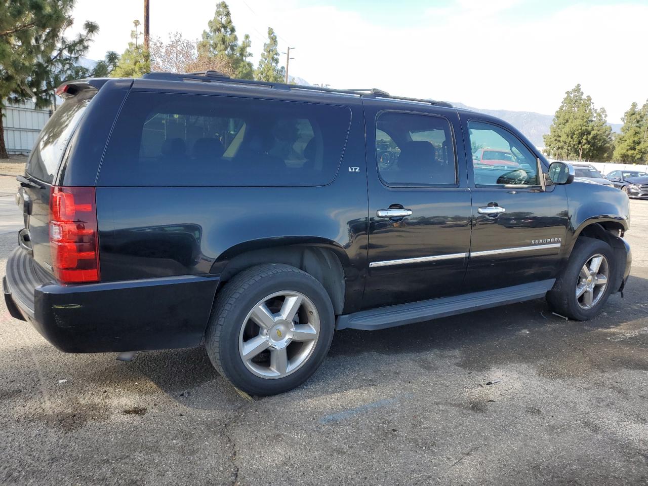 2010 Chevrolet Suburban - Image 3