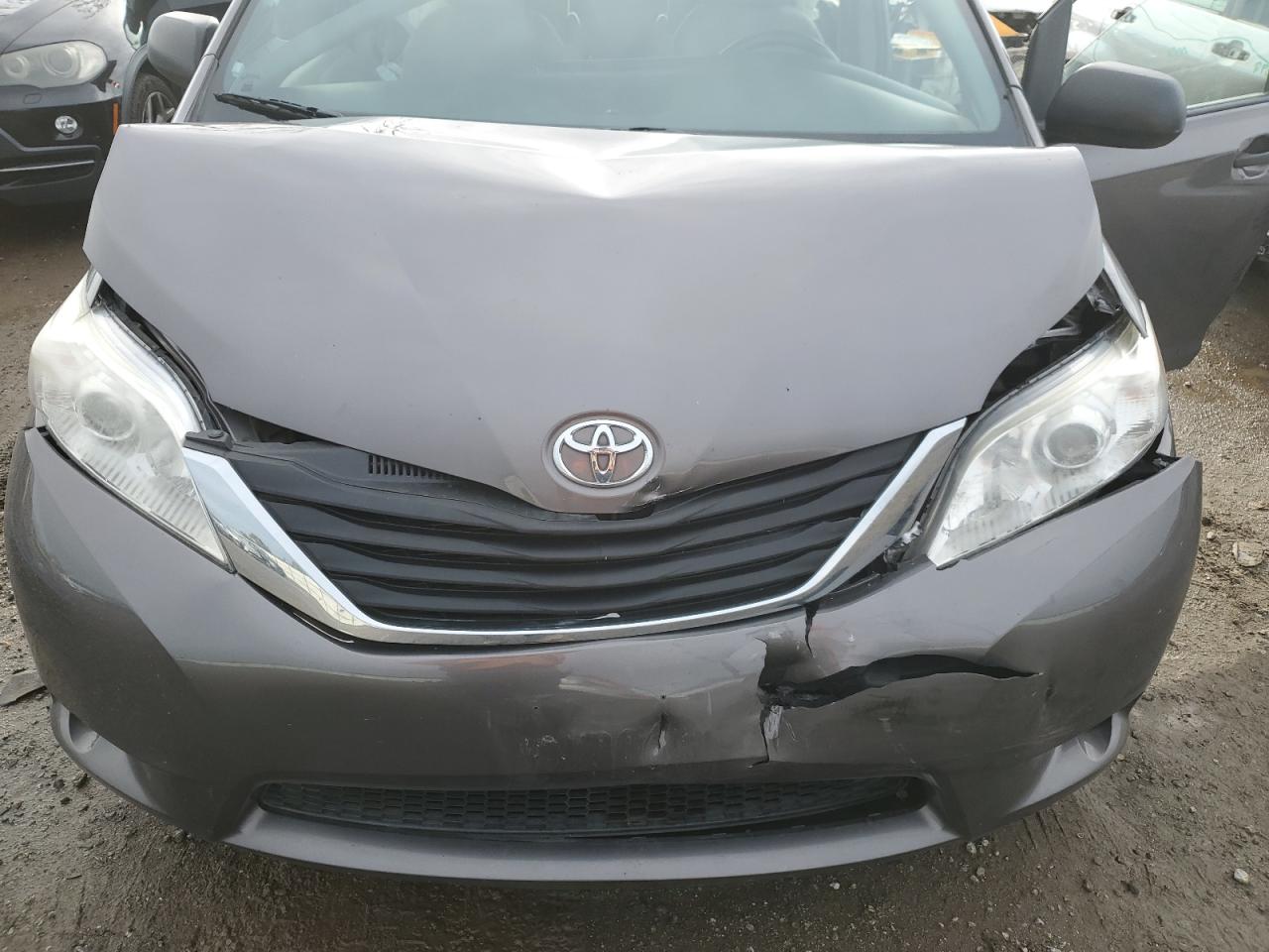 2015 Toyota Sienna - Image 12