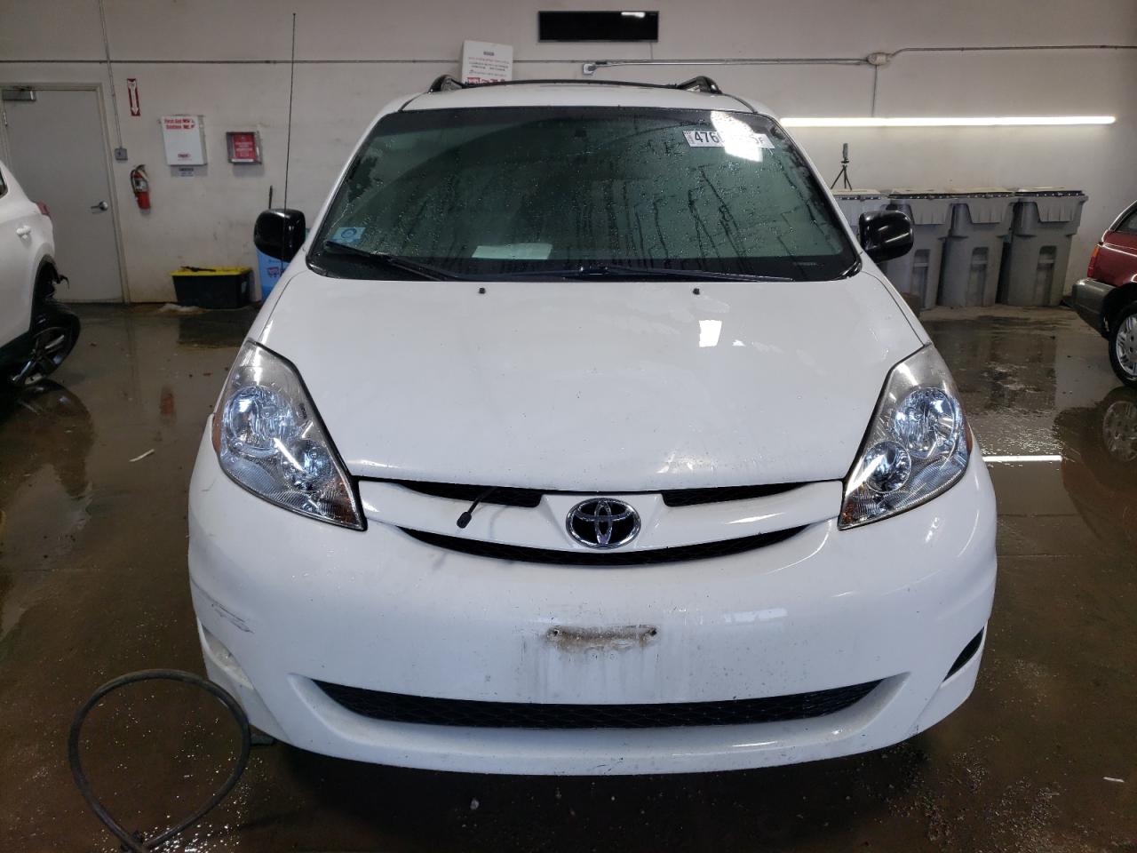 2008 Toyota Sienna - Image 5