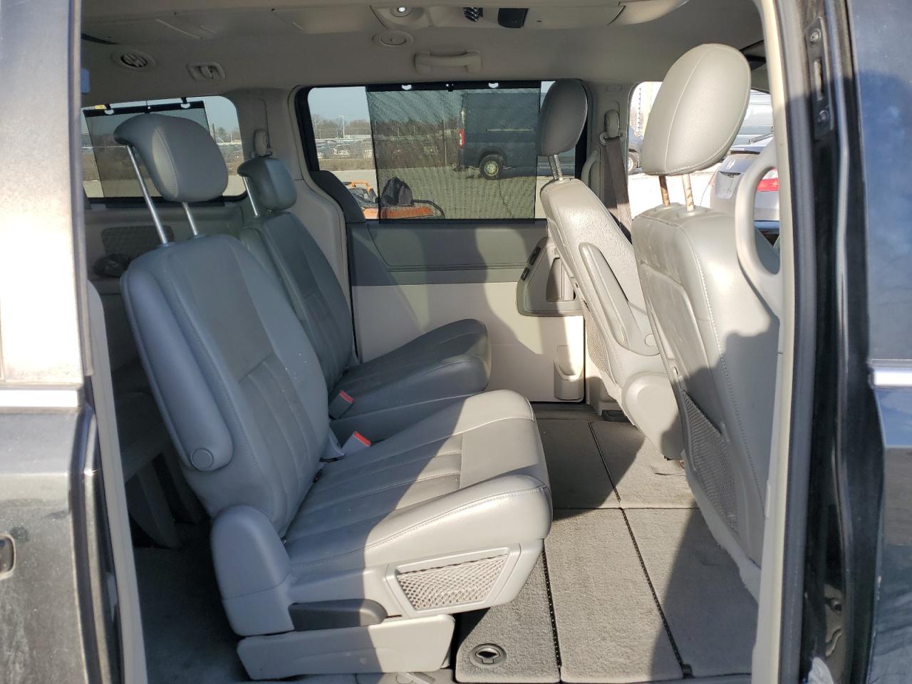 2010 Chrysler Town & Country - Image 11