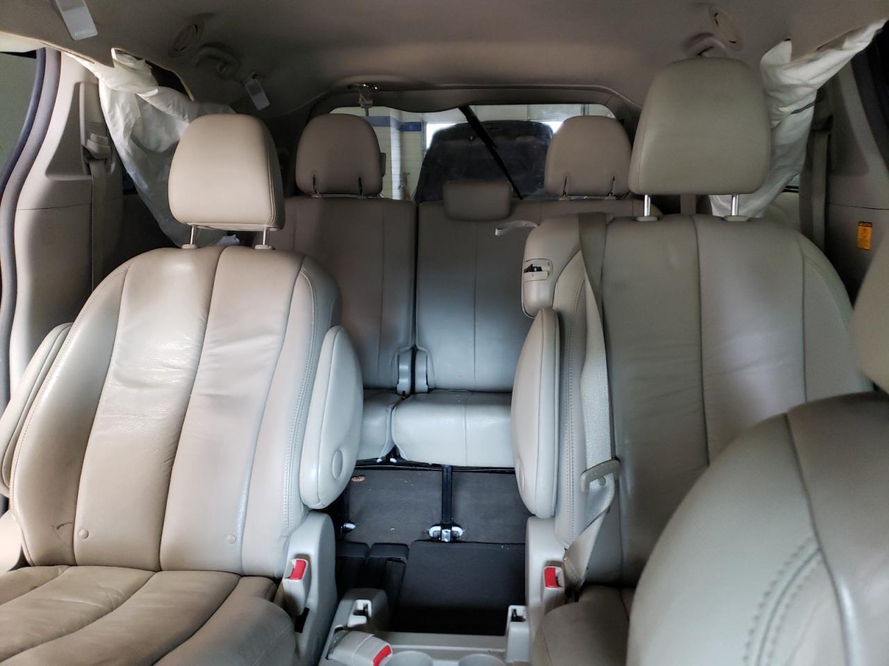 2012 Toyota Sienna - Image 10