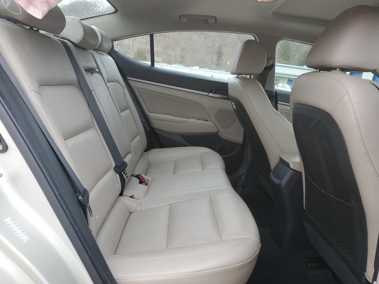 2017 Hyundai Elantra - Image 10