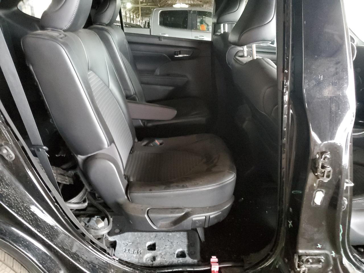 2021 Toyota Highlander - Image 11