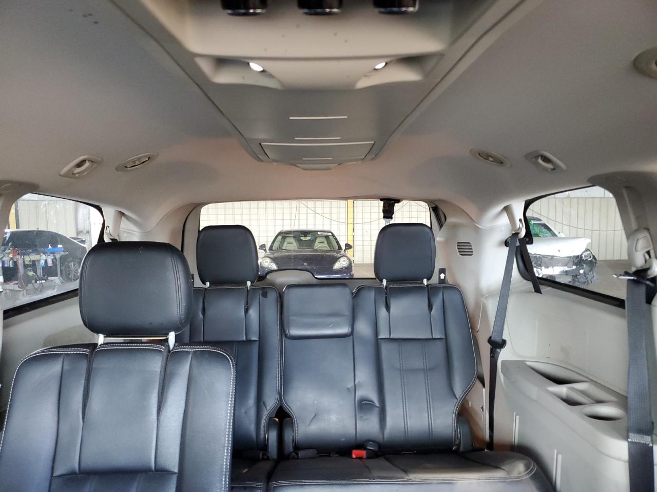 2014 Chrysler Town & Country - Image 10