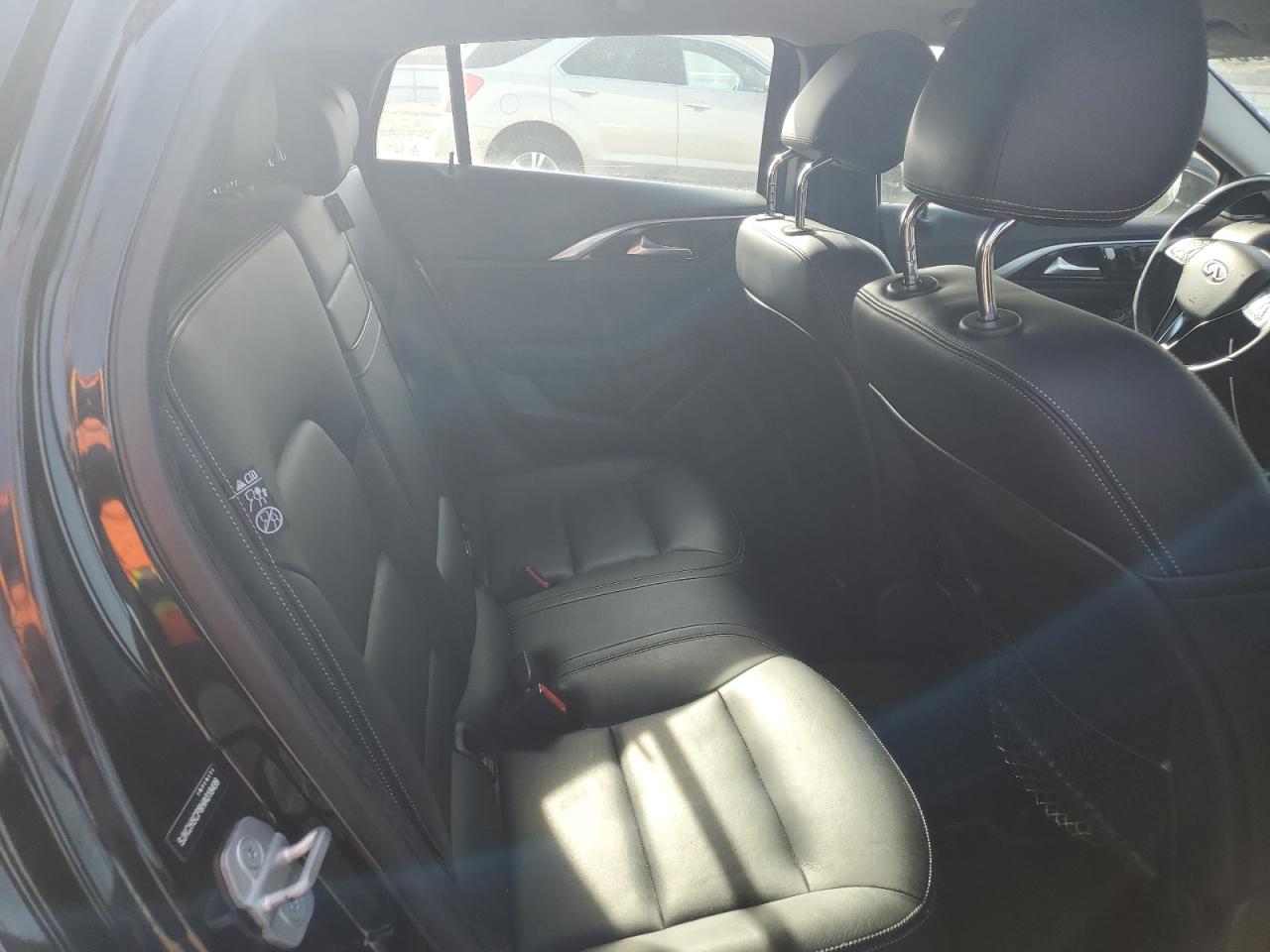 2017 Infiniti QX30 - Image 11