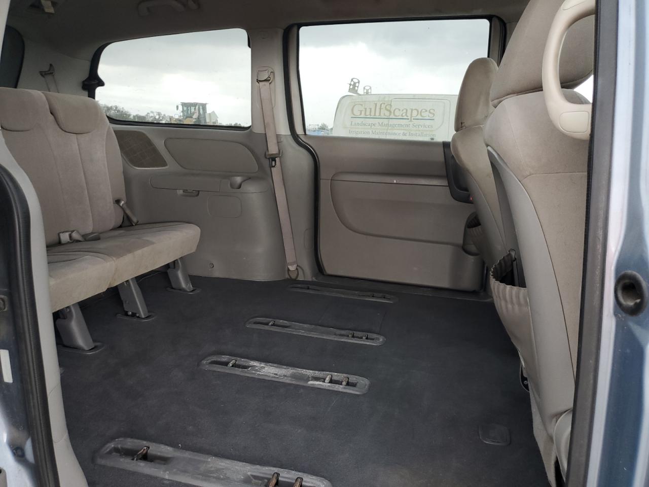 2010 Kia Sedona - Image 11