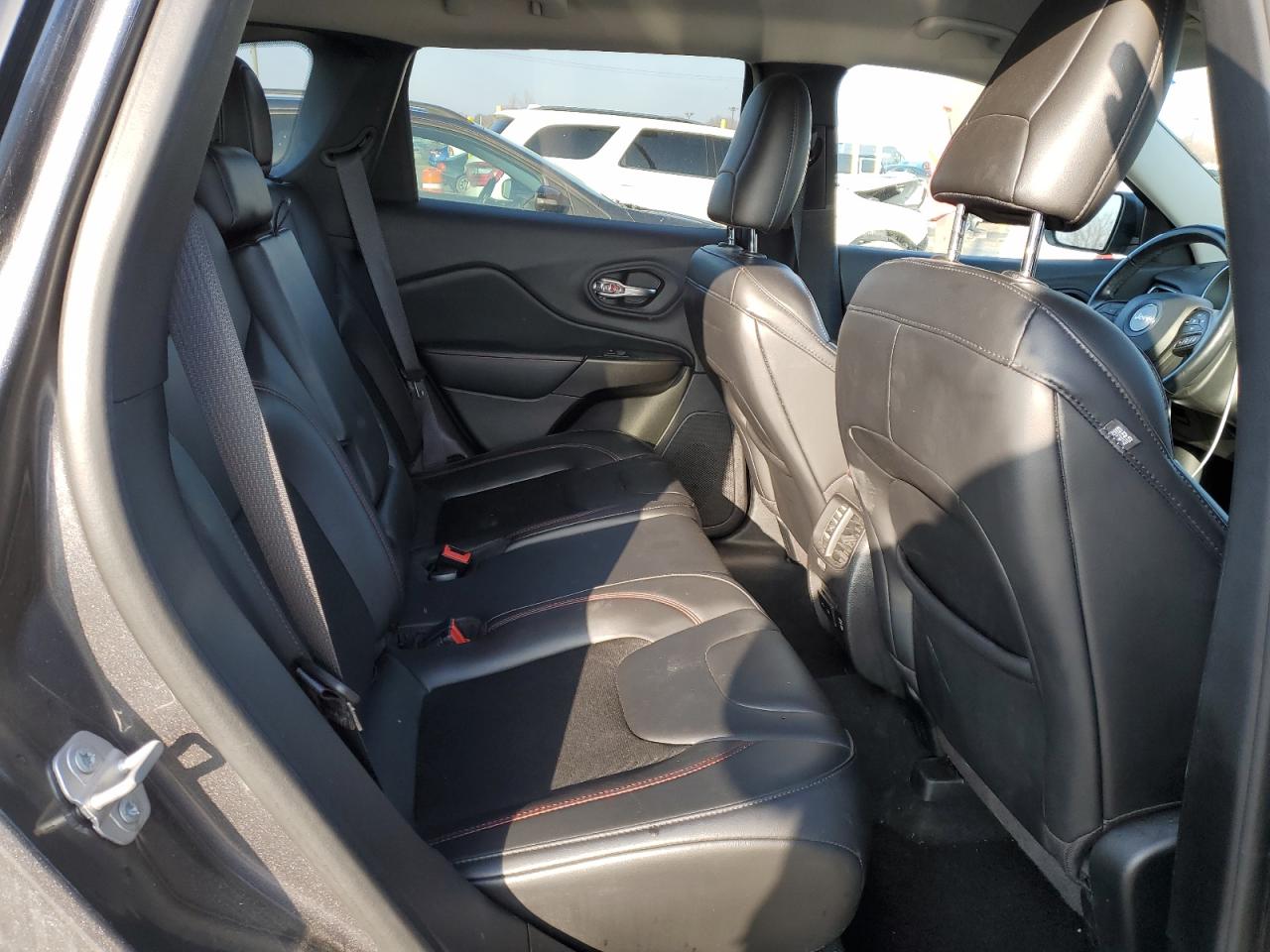2020 Jeep Cherokee - Image 11