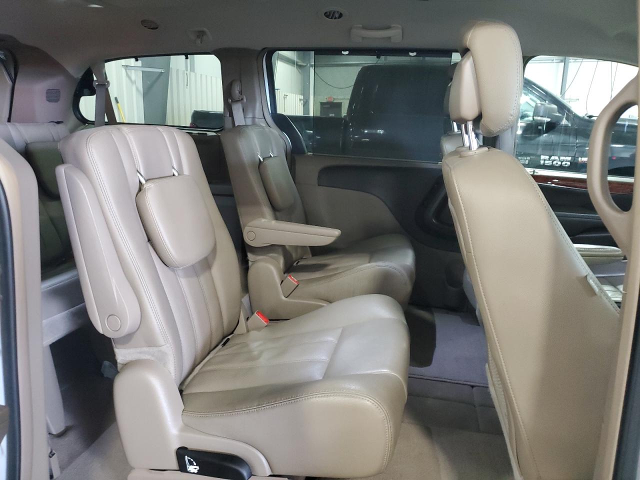 2015 Chrysler Town & Country - Image 12