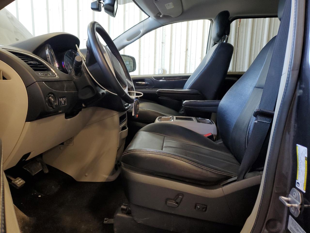 2015 Chrysler Town & Country - Image 7