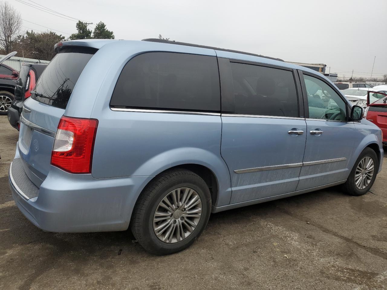 2013 Chrysler Town & Country - Image 3