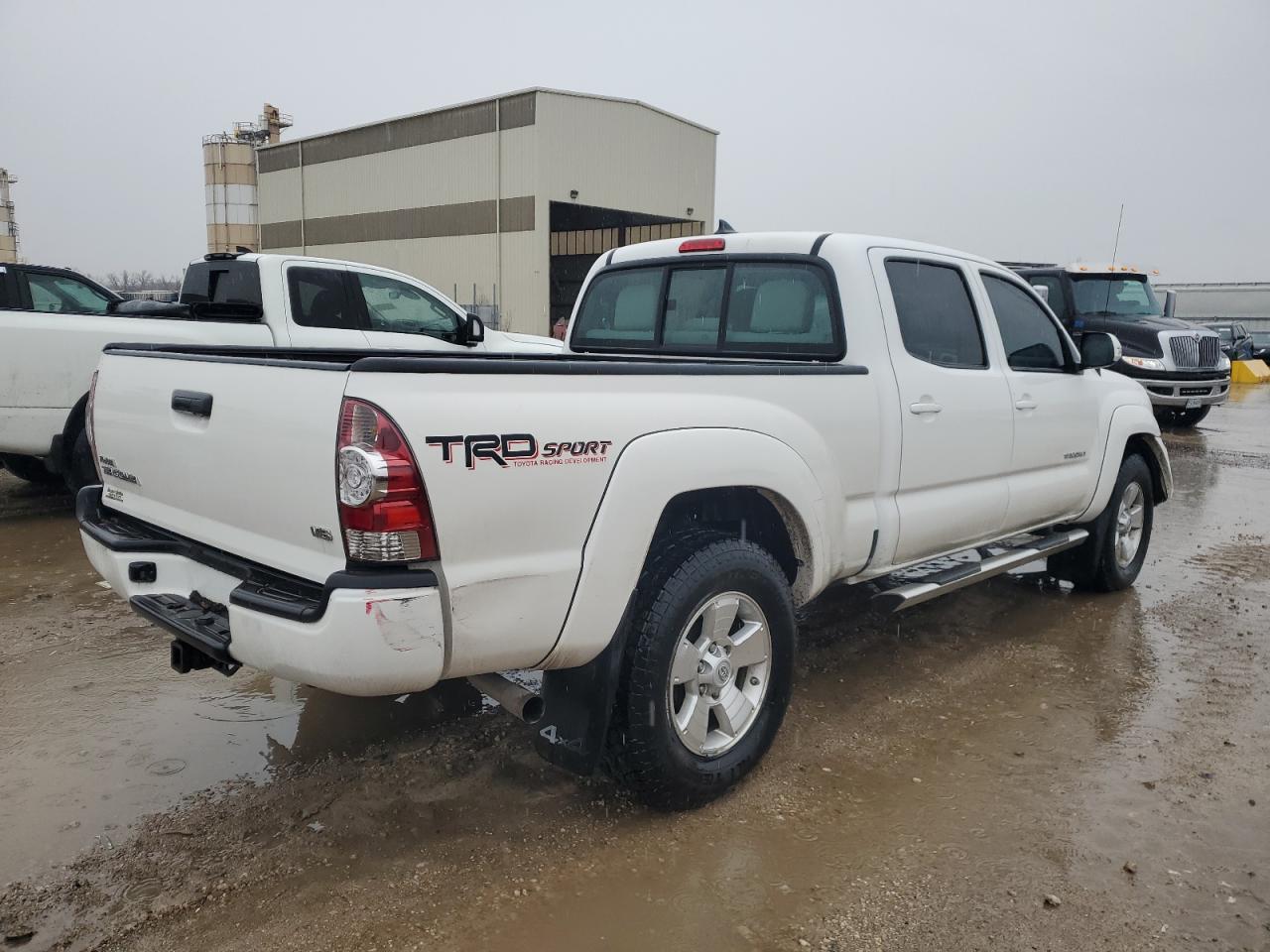 2015 Toyota Tacoma - Image 3