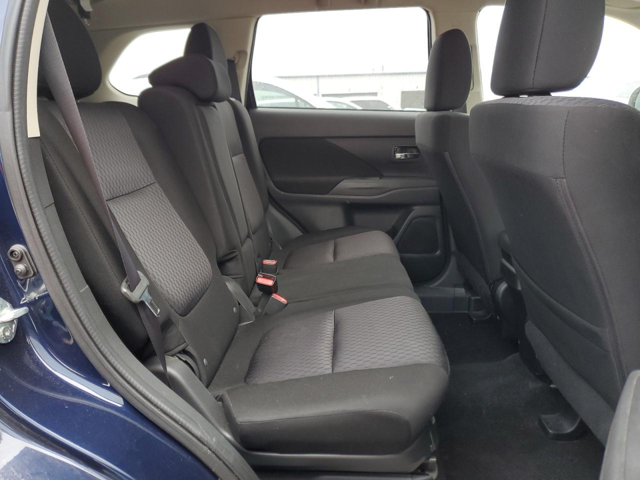 2014 Mitsubishi Outlander - Image 11