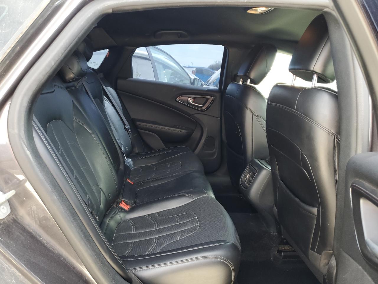 2016 Chrysler 200 - Image 10