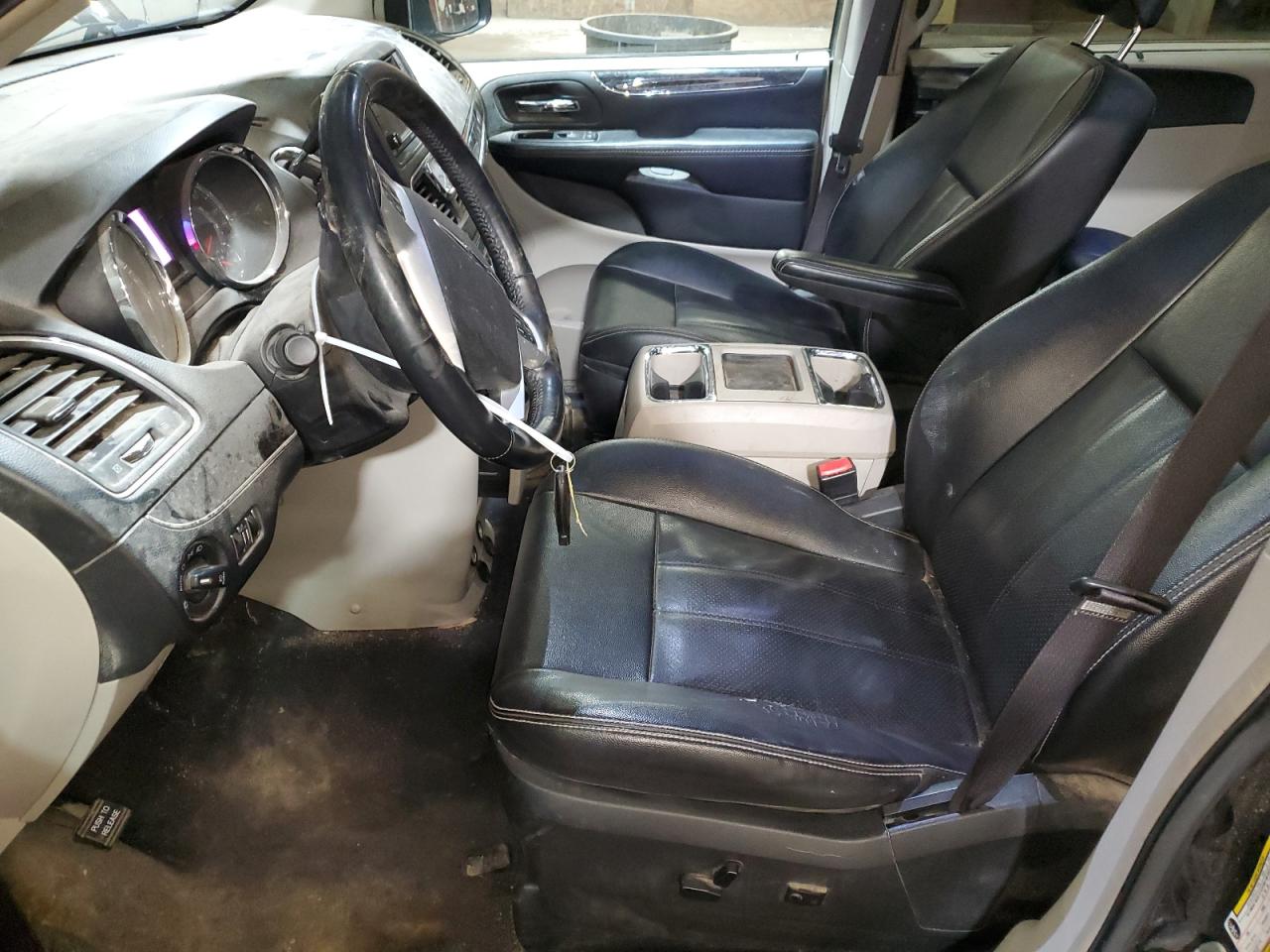 2015 Chrysler Town & Country - Image 7
