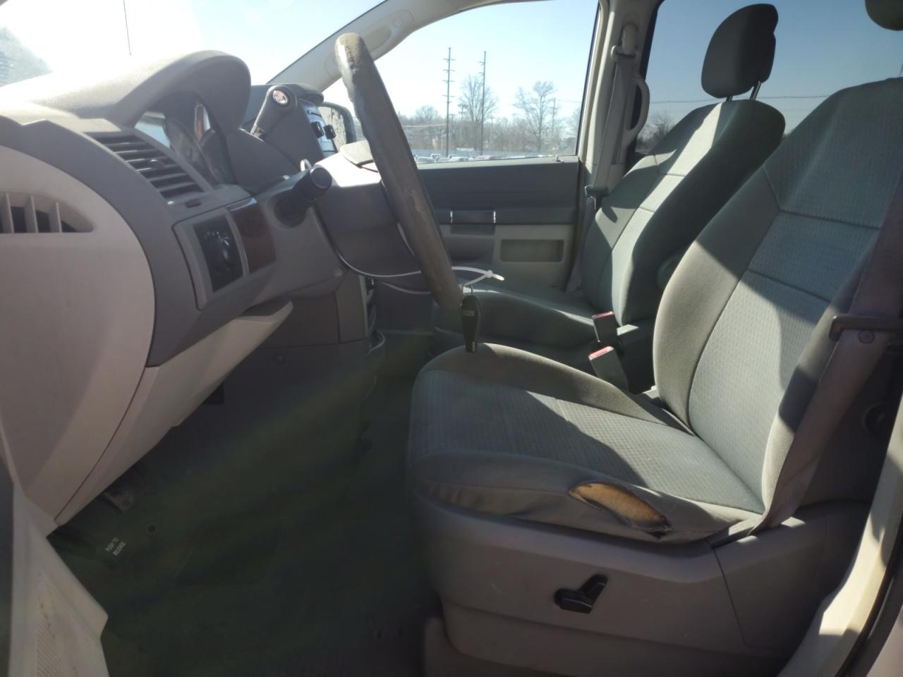2010 Chrysler Town & Country - Image 7