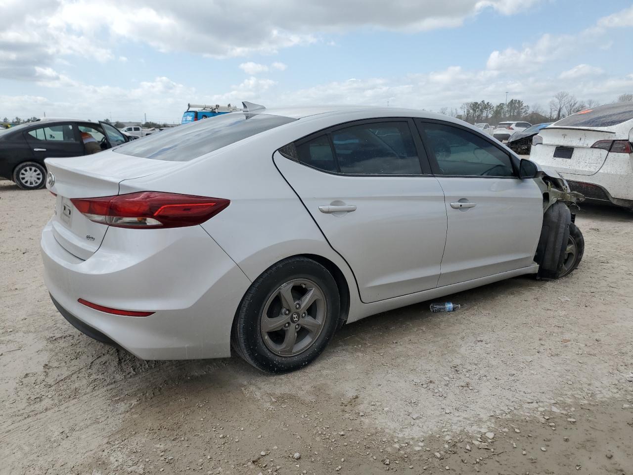 2017 Hyundai Elantra - Image 3