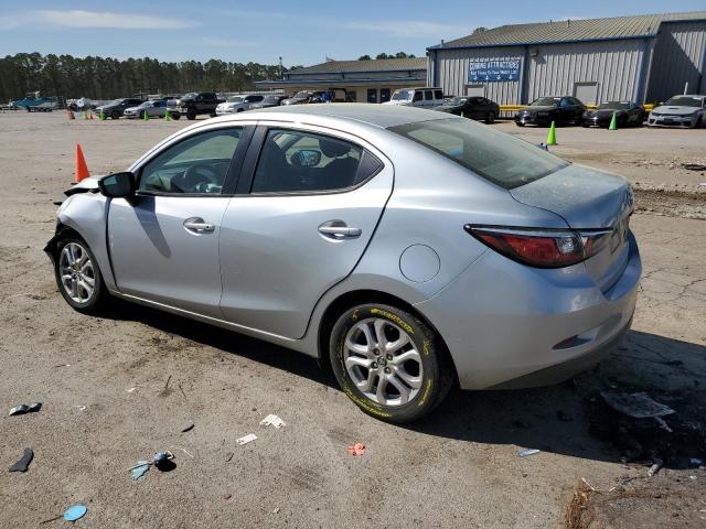 Седаны TOYOTA YARIS 2017 Серебристый
