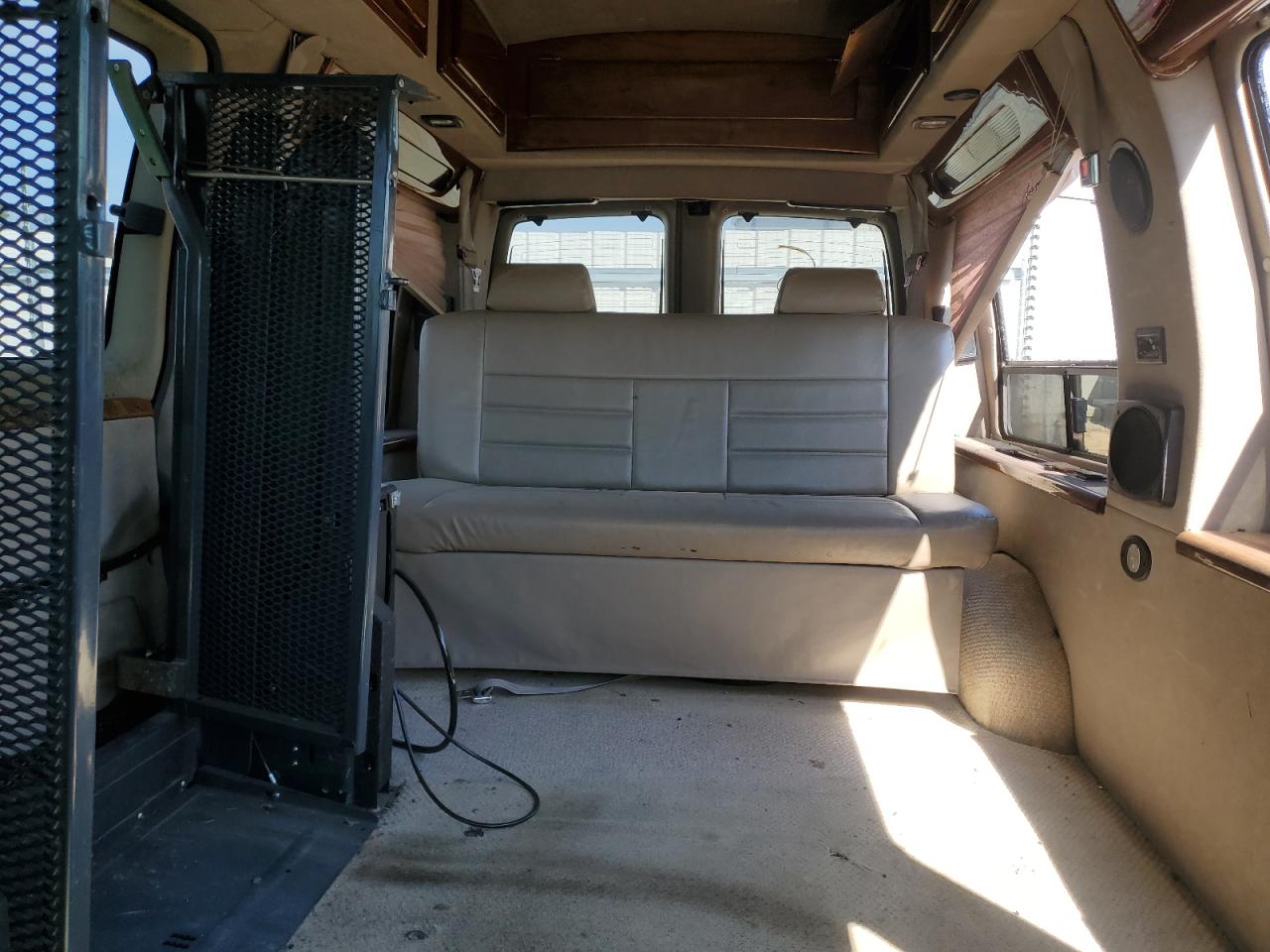 2002 GMC Savana - Image 10
