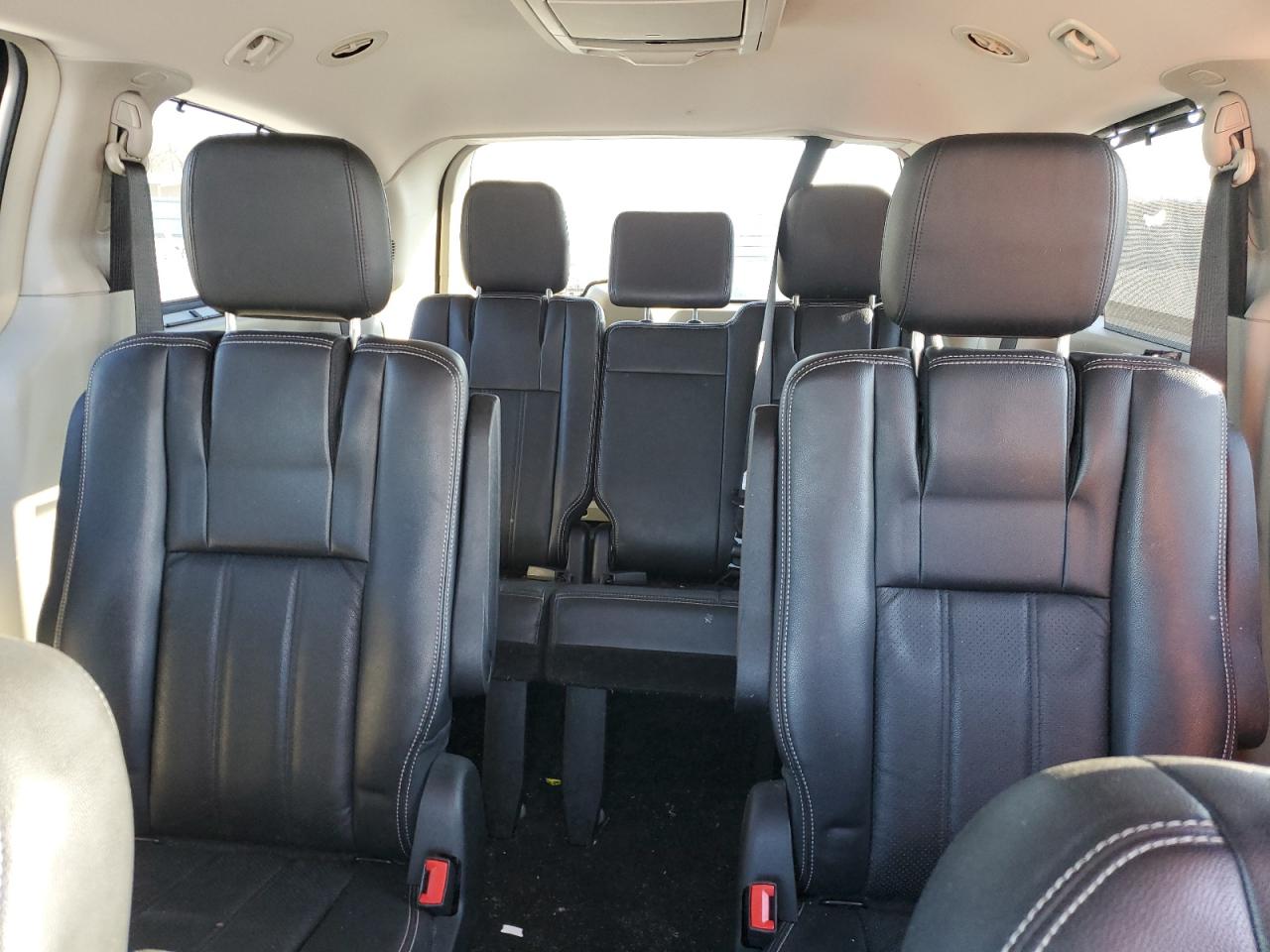 2011 Chrysler Town & Country - Image 10
