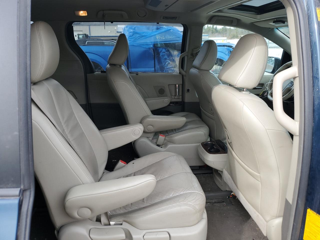 2011 Toyota Sienna - Image 11