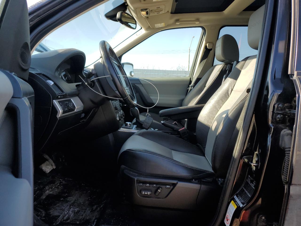 2010 Land Rover LR2 - Image 7