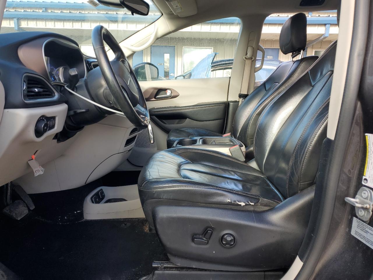 2017 Chrysler Pacifica - Image 7