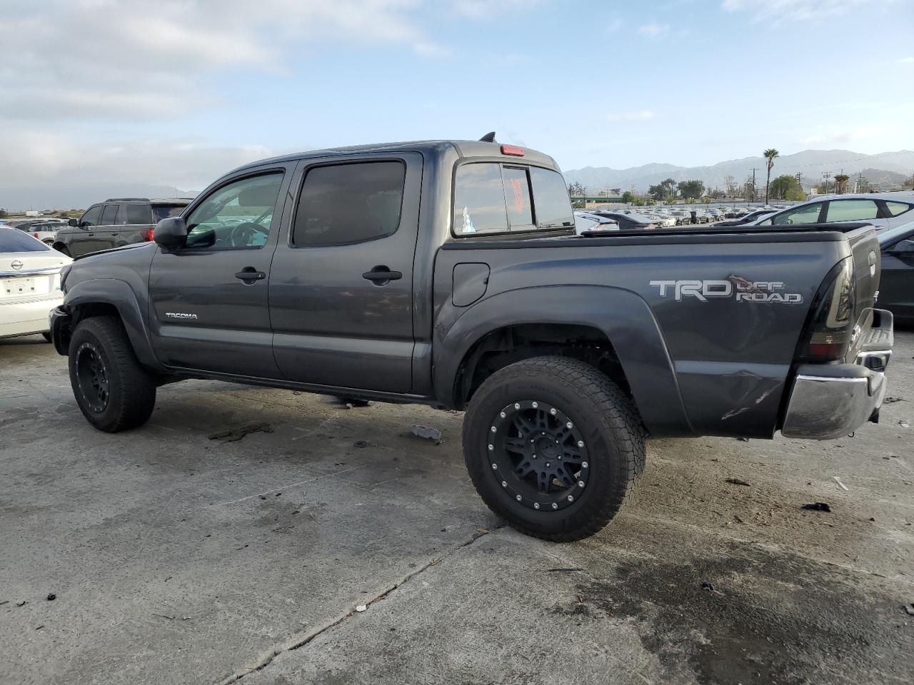 2015 Toyota Tacoma - Image 2