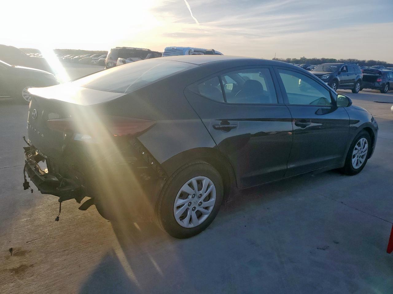 2019 Hyundai Elantra - Image 3