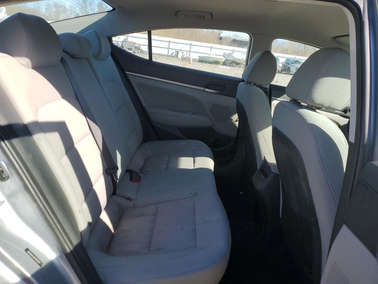 2017 Hyundai Elantra - Image 10