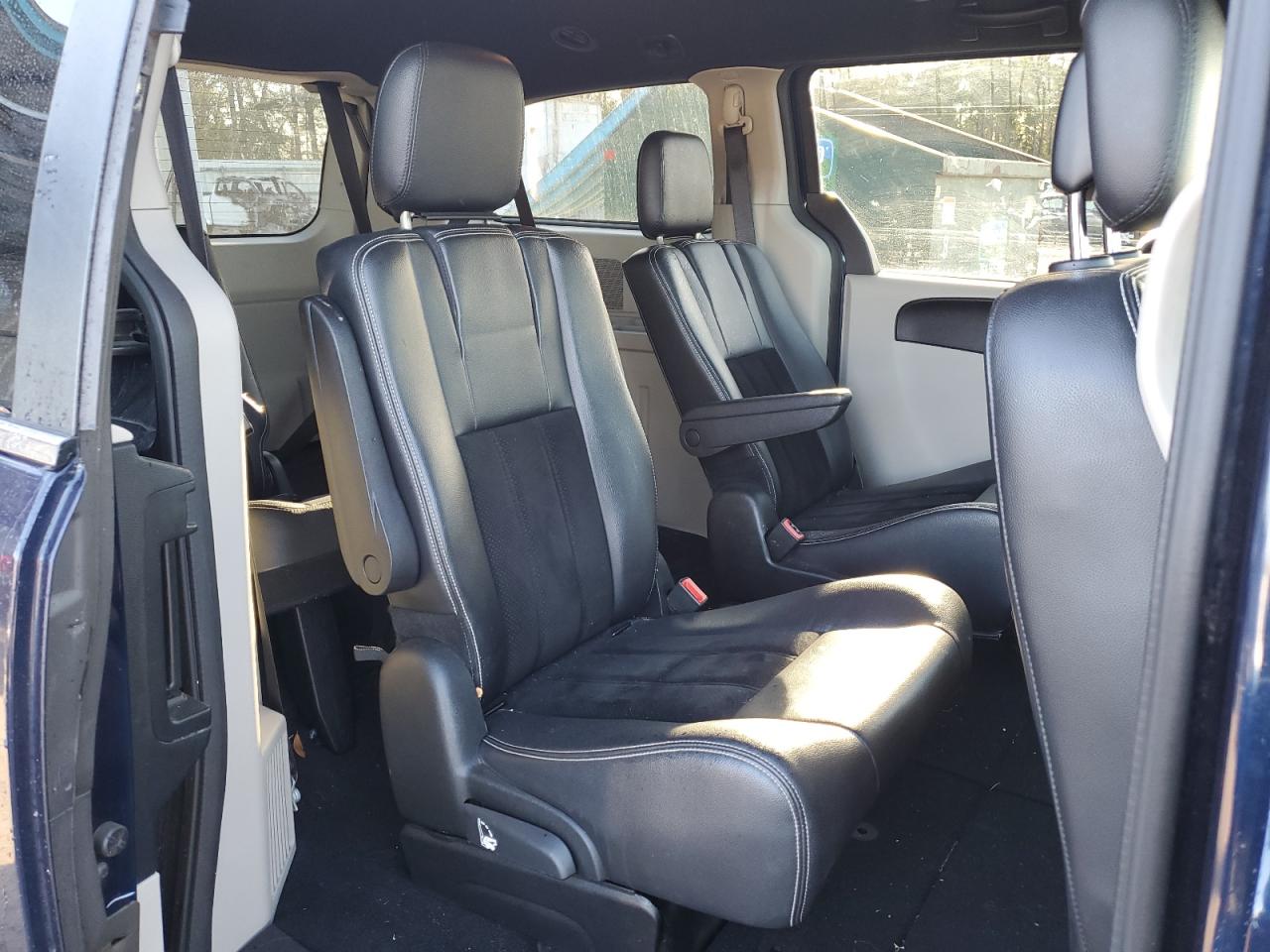 2017 Dodge Caravan - Image 11