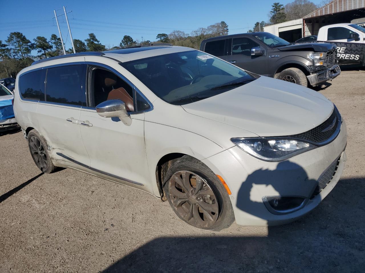 2017 Chrysler Pacifica - Image 4
