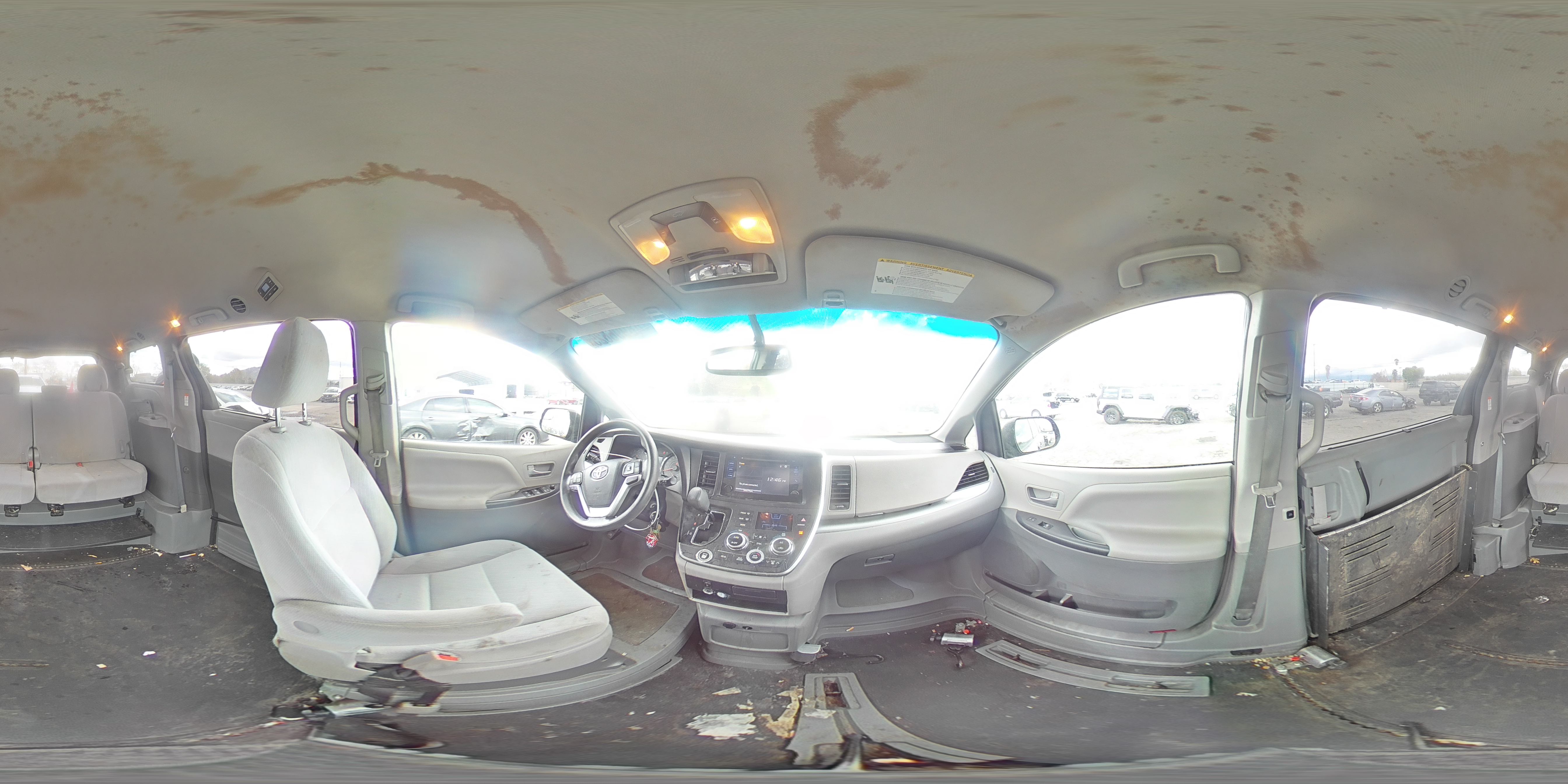 2017 Toyota Sienna - Image 14