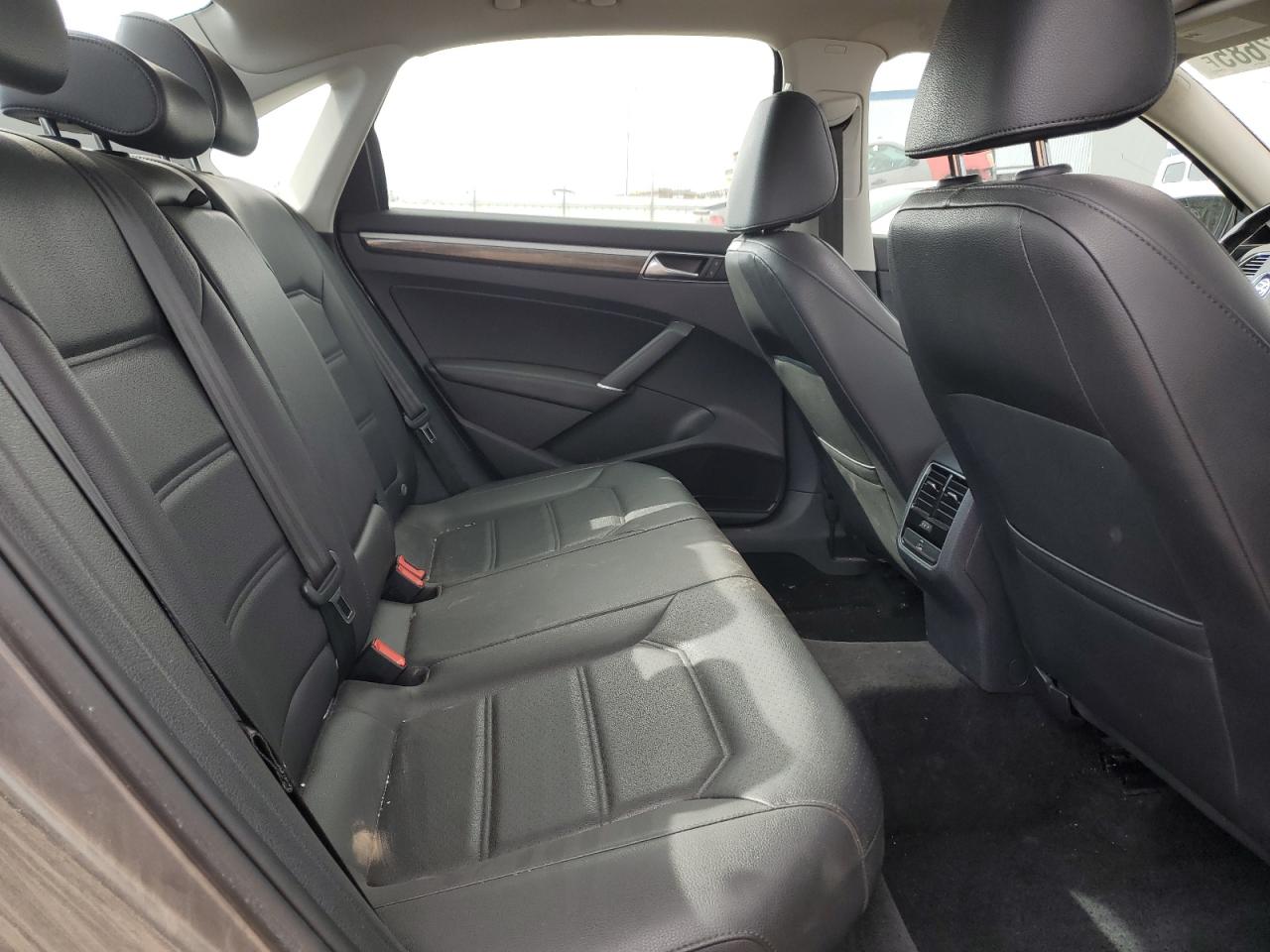 2017 Volkswagen Passat - Image 10