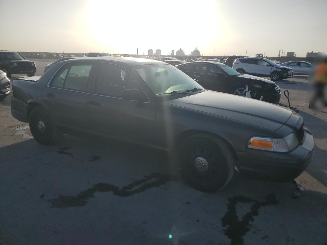2011 Ford Crown Victoria - Image 4