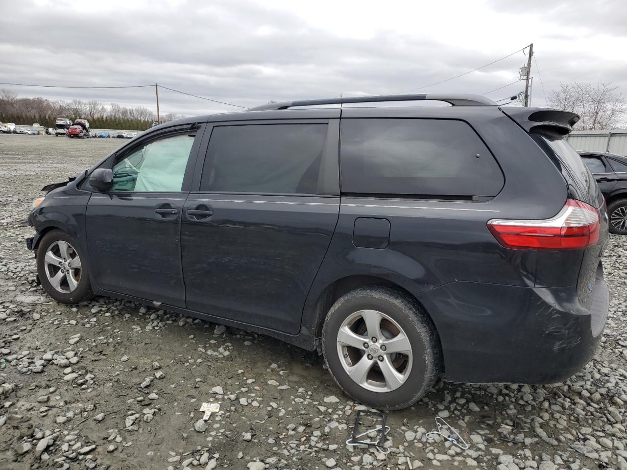 2015 Toyota Sienna - Image 2