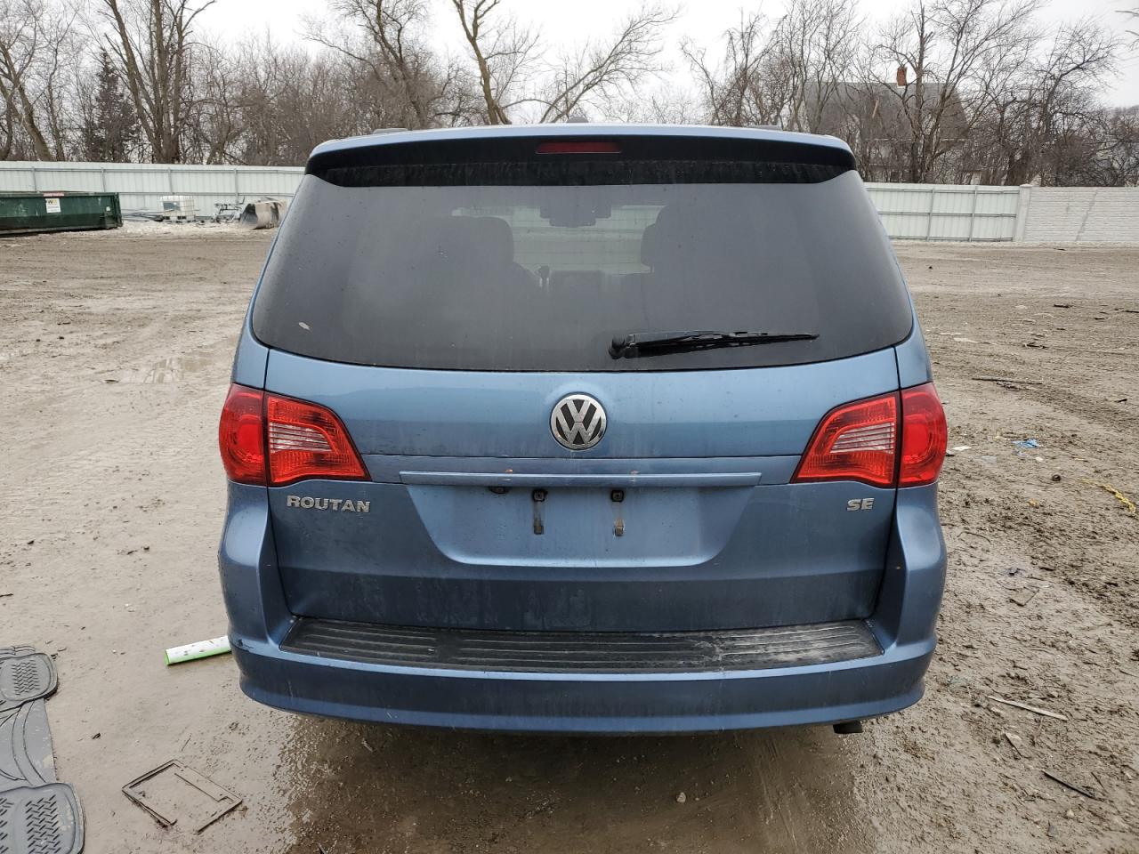 2011 Volkswagen Routan - Image 6
