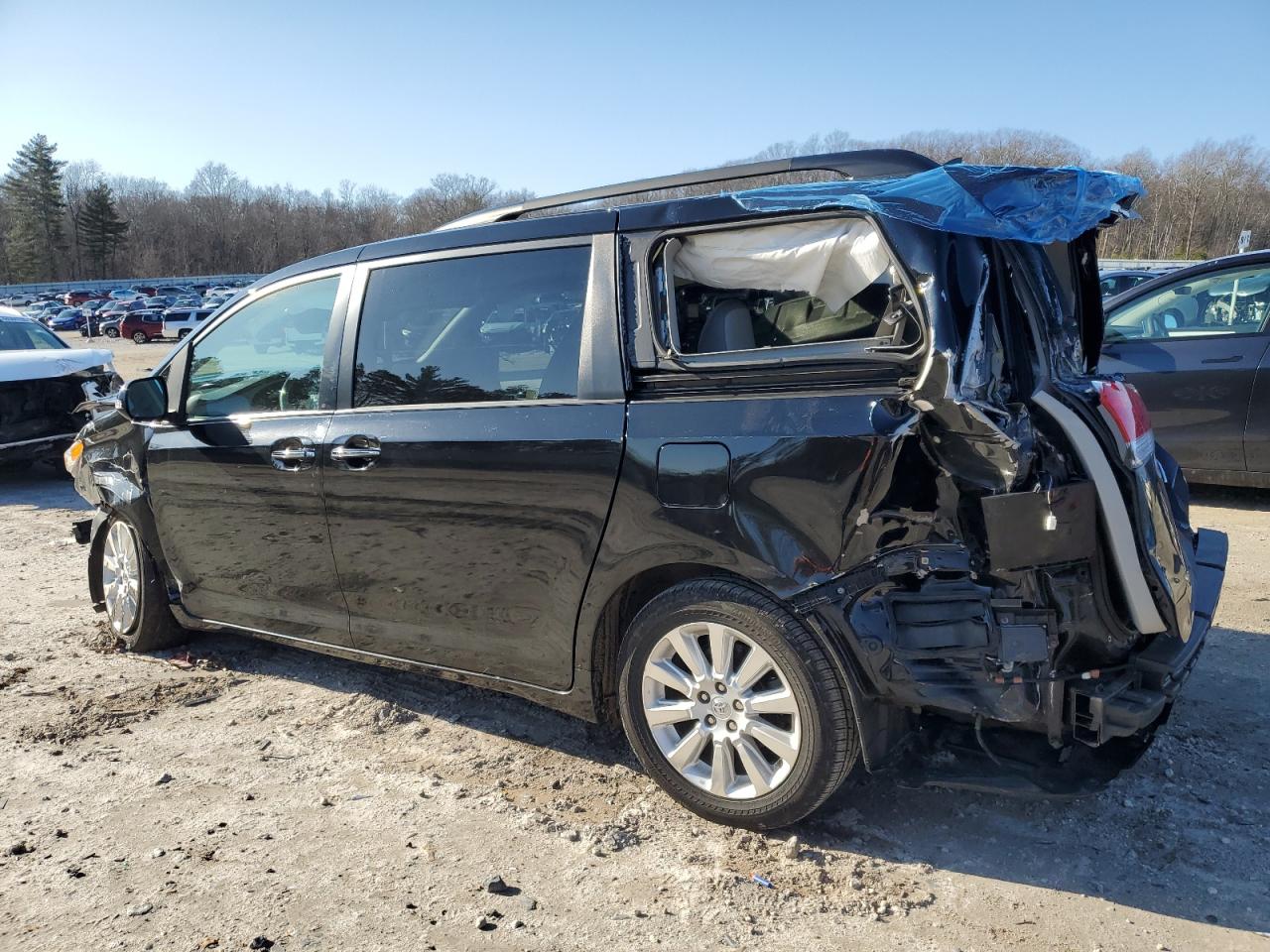 2014 Toyota Sienna - Image 2