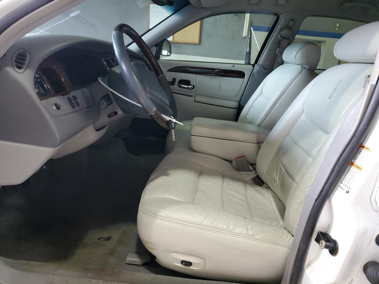 2002 Lincoln Town Car - Image 7