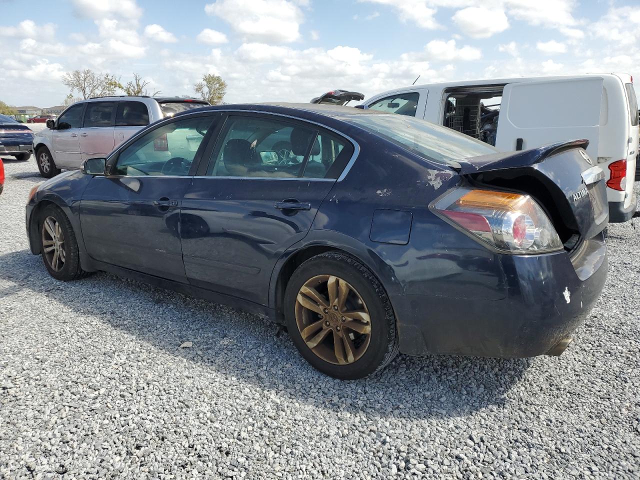 2010 Nissan Altima - Image 2