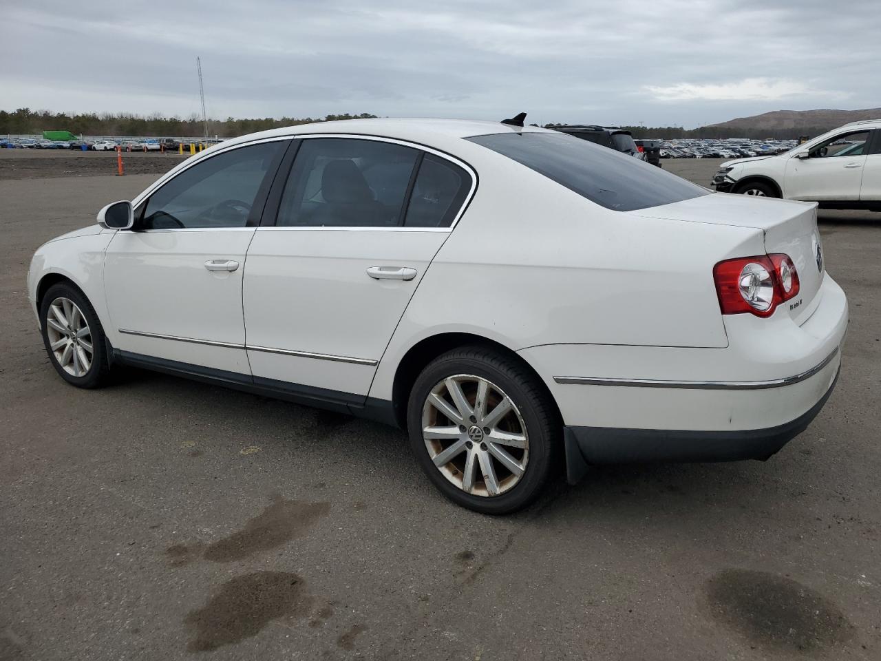 2010 Volkswagen Passat - Image 2