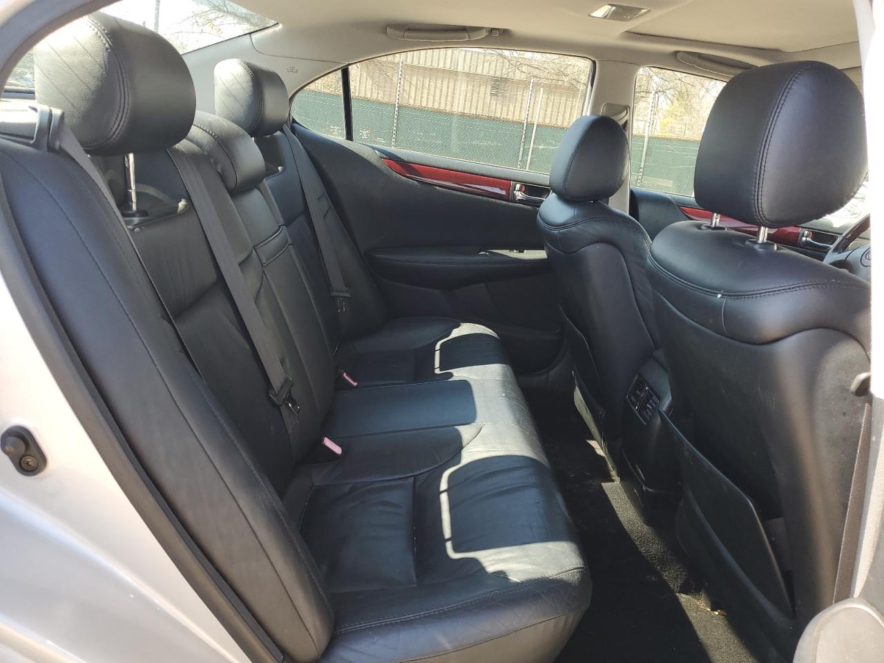 2004 Lexus ES - Image 10