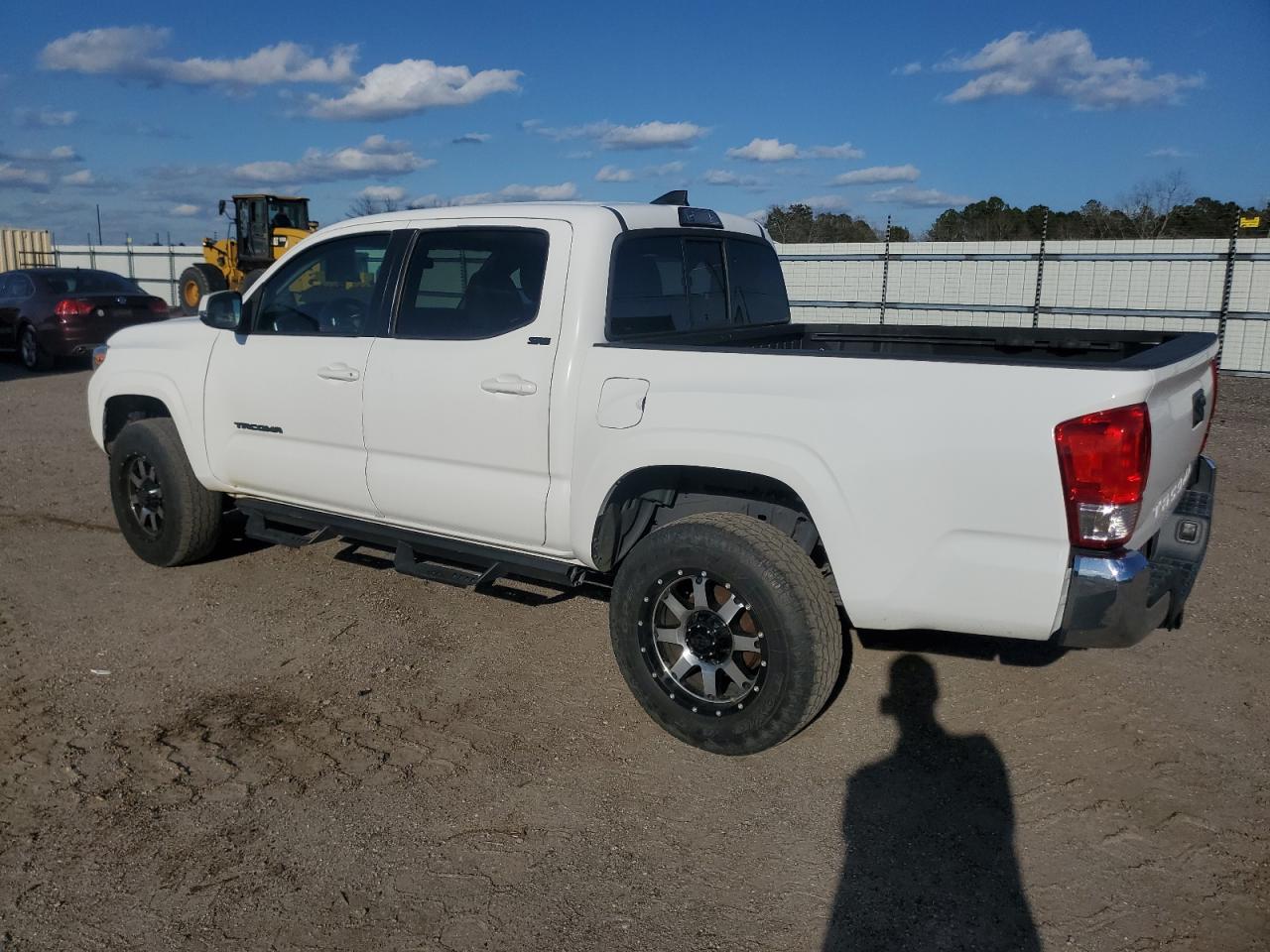 2016 Toyota Tacoma - Image 2